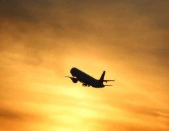   مصر اليوم - طائرة كانت متجهة إلى لندن تضطر للعودة إلى مطار ميامي بعد رفض راكب ارتداء الكمامة