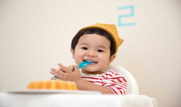 حيلة بسيطة تجعل طفلك يتناول أطعمة صحية بكميات أكبر