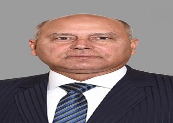   مصر اليوم - وزير النقل المصري يضع الورود على رفاة رئيس وزراء اليابان الأسبق شينزو آبي