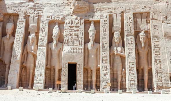   مصر اليوم - وزير السياحة المصري يلقي محاضرة لـ 56 سفيرًا عن تعامد الشمس علي معبد أبو سمبل