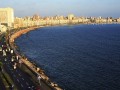   مصر اليوم - ارتفاع مياه البحر وخروجها على الطريق في الإسكندرية
