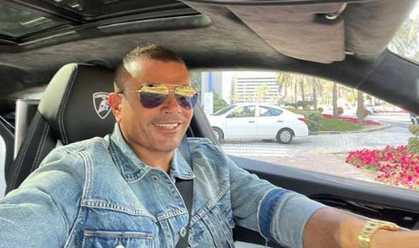عمرو دياب يشوق جمهوره لأحدث أغنياته اللوك الجديد