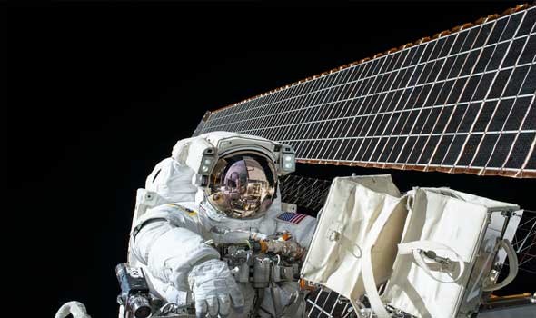 رائد فضاء روسي يكسر الرقم القياسي لأطول مدة مكث خارج الأرض