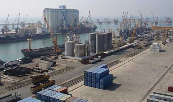   مصر اليوم - ميناء دمياط يستقبل ناقلة الغاز المسال KALYMNOS رافعة علم اليونان
