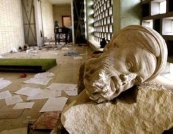   مصر اليوم - سائح أميركي يحطم تمثالين للفاتيكان بعد رفض زيارته للبابا