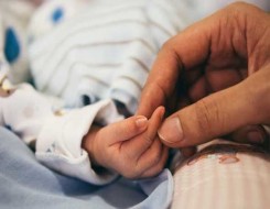   مصر اليوم - تلامس الأم والرضيع يقلل البكاء ويطيل الرضاعة الطبيعية