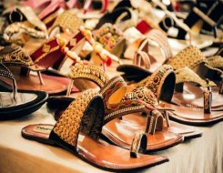   مصر اليوم - الأحذية المزينة بالجواهر موضة هذا العام