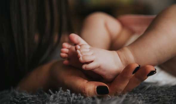 طريقة عناق حديثي الولادة تؤثر على صحتهم