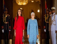   مصر اليوم - أفكار لإطلالة أنيقة باللون الأحمر الناري على طريقة الأميرات