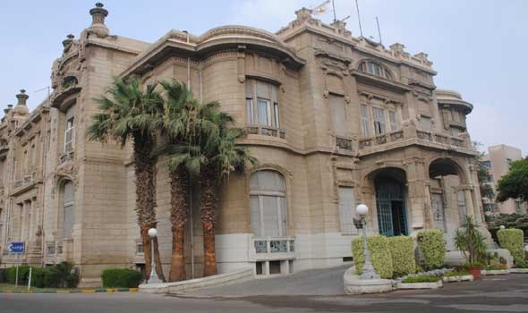 مجلس جامعة عين شمس يكرم عددا من قيادات الجامعة والحاصلين على جوائز الدولة