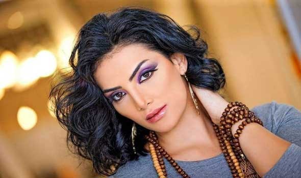   مصر اليوم - حورية فرغلي تخلع حذاءها خلال مشاركتها في مسابقة ملكات الجمال