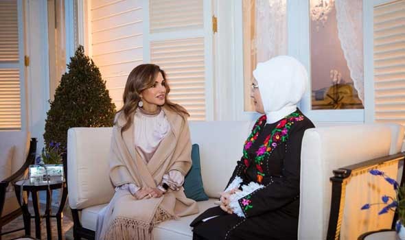   مصر اليوم - عدالة توزيع اللقاح ووضع المرأة يتصدران اهتمامات الملكة رانيا