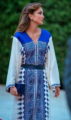  مصر اليوم - الملكة رانيا سفيرة الأزياء التراثية الأردنية إلى العالم