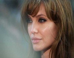   مصر اليوم - إبنتا أنجلينا جولي تطلان بأشهر فساتينها في العرض الأول لفيلم Eternals