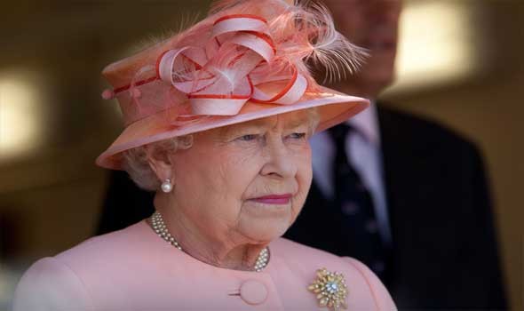   مصر اليوم - الملكة إليزابيث تُضيء شجرة الأشجار إحتفالاً باليوبيل البلاتيني