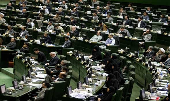   مصر اليوم - فوضى في البرلمان الإيراني ورئيسي يستجدي النواب لمنح الثقة لحكومته