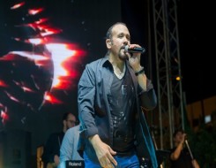   مصر اليوم - هشام عباس يغني على مسرح القلعة 17 أغسطس