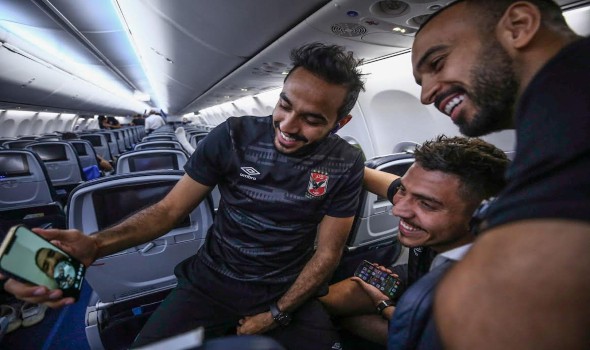 مؤمن زكريا يؤازر لاعبي الأهلي أمام وفاق سطيف من الملعب