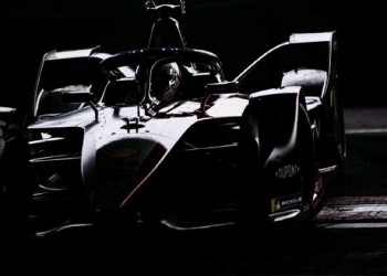   مصر اليوم - نوريس يصنع المجد في أبوظبي ومكلارين تعانق لقب الصانعين