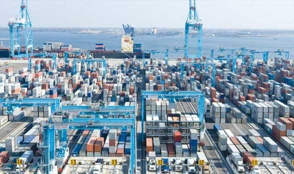   مصر اليوم - ميناء دمياط يتداول 37 سفينة للحاويات والبضائع العامة