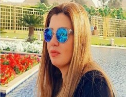   مصر اليوم - انهيار رانيا فريد شوقي أثناء صلاة الجنازة على والدتها سهير ترك