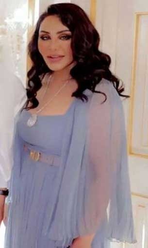   مصر اليوم - الفنانة أحلام بإطلالة جميلة وأنثوية بفستان باللون الأزرق