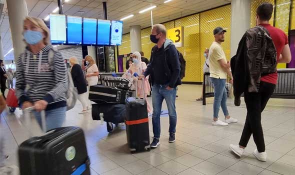  مصر اليوم - أولى رحلات شركة برنيق الليبية تصل مطار برج العرب واستقبال الركاب بالورود