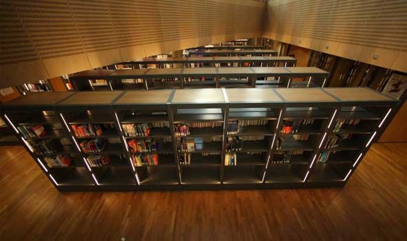   مصر اليوم - أكبر مكتبة عائمة ترسو في مرفأ بيروت