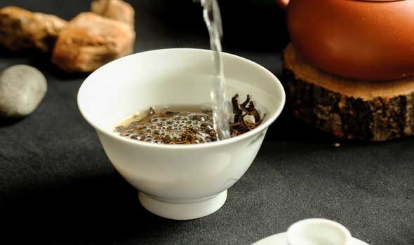   مصر اليوم - إضافة الحليب كامل الدسم إلى الشاي يزيد من محتواه من السعرات الحرارية