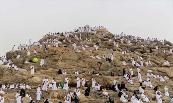   مصر اليوم - الحجاج يؤدون الركن الأعظم من مناسك الحج بالوقوف على جبل الرحمة في يوم عرفة