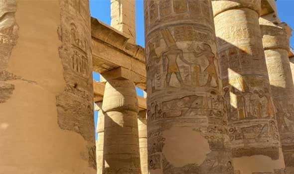   مصر اليوم - معبد إسنا يَعود للحياة بعد إزالة تَراكمات 2000 عام من الإتساخات على جُدرانه