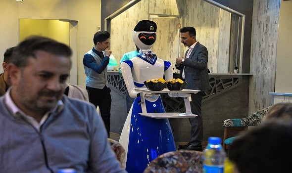   مصر اليوم - روبوتات تقدم الأطباق داخل مطعم في الموصل العراقية