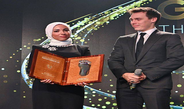   مصر اليوم - زوجة محمد صلاح تتألق أثناء تسلمها جائزة القدم الذهبية نيابة عن زوجها