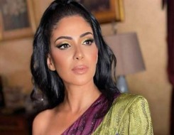   مصر اليوم - منى زكي بملابس الحداد في حفل تكريمها بجائزة أفضل ممثلة