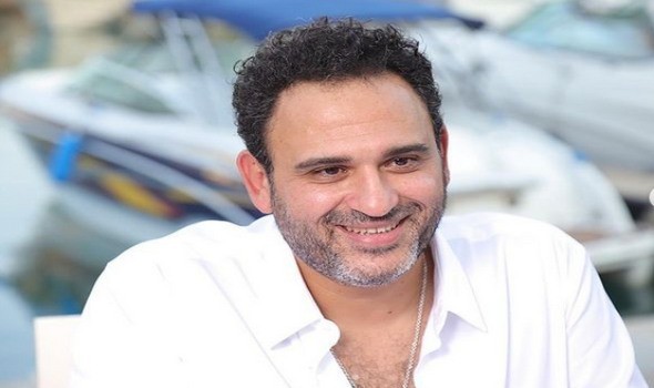   مصر اليوم - أكرم حسني يكشف قصة غنائه مع هيفاء وهبي وأول أجر حصل عليه