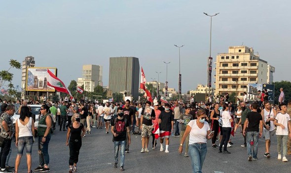   مصر اليوم - لبنانيون يتظاهرون أمام المصرف المركزي في شارع الحمراء