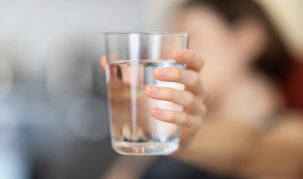   مصر اليوم - البالغين الذين يحافظون على شرب الماء  يكونون أقل عرضة لإصابة بالأمراض المزمنة