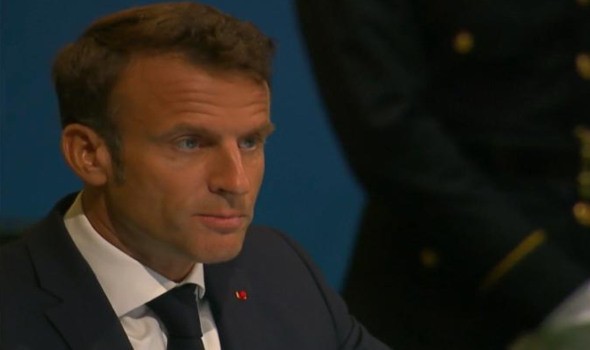 ماكرون يستعرض قوته الجسدية مع جنود فرنسيين خلال زيارة أبوظبي