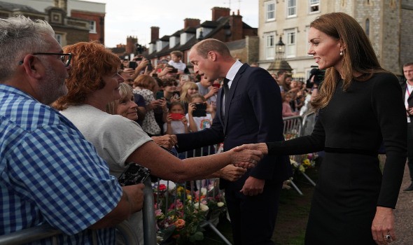   مصر اليوم - الأميرة كيت ميدلتون تتسوق بصحبة زوجها ويليام في شوارع بريطانيا