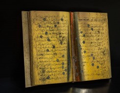   مصر اليوم - نسخة مُذهّبة ونادرة من القرآن الكريم تزيّن أرجاء الشارقة الدولي للكتاب
