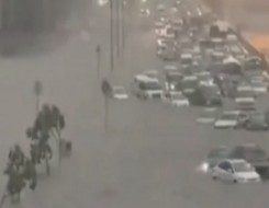   مصر اليوم - إجلاء 500 شخص وفقدان 7 جراء الفيضان وانحسار المياه تدريجياً من الشوارع في مدينة نوفايا كاخوفكا