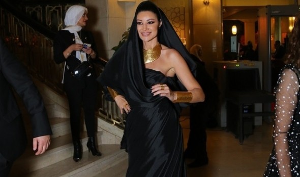   مصر اليوم - لنجمات العرب يخترن موضة الفساتين الموصولة بأغطية الرأس في مهرجان القاهرة 2022