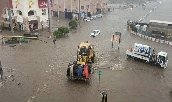   مصر اليوم - سيول عارمة في الطائف وأمطار غزيرة على الباحة في المملكة السعودية