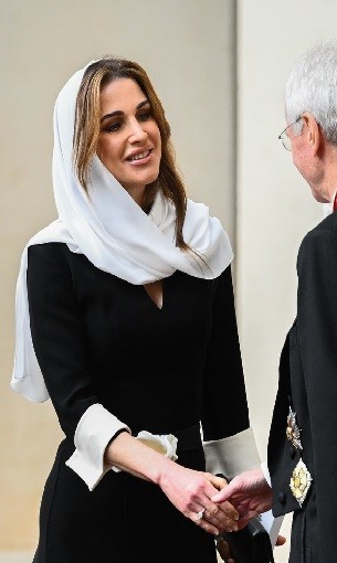   مصر اليوم - الملكة رانيا تتألق بالأبيض والأسود في الفاتيكان