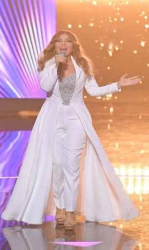   مصر اليوم - سميرة سعيد تستعرض أناقتها في اللون الأبيض خلال عام 2022