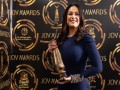   مصر اليوم - هند صبري تُهدي جائزة Joy Awards لزميلاتها وتؤكد صعوبة المهنة