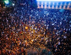   مصر اليوم - اشتباكات بين آلاف المتظاهرين والشرطة الإسرائيلية أمام مقر إقامة نتنياهو