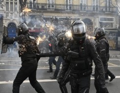   مصر اليوم - الاحتجاجات تتواصل في فرنسا  ونشر 40 ألف شرطي لضبط أعمال الشغب