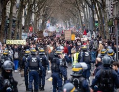   مصر اليوم - تظاهر عشرات الآلاف ضد عنف الشرطة في فرنسا