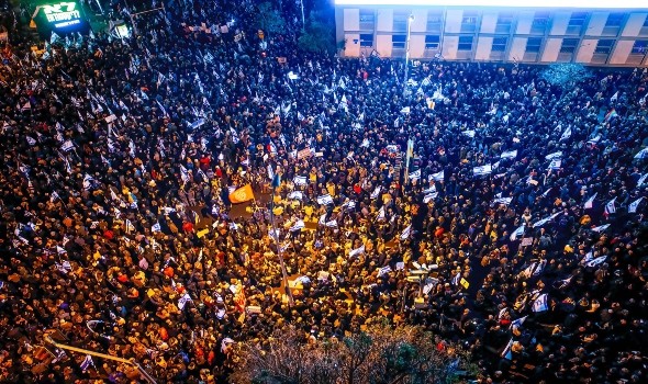   مصر اليوم - آلاف الإسرائيليين يتظاهرون ضد حكومة نتنياهو